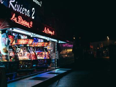 La Riviera 2 slot machine kiosk illuminated at night on the La Baule promenade.
