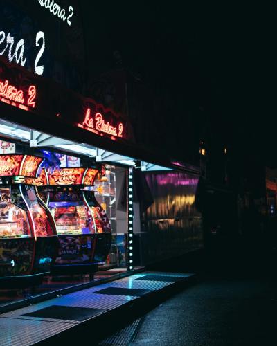 La Riviera 2 slot machine kiosk illuminated at night on the La Baule promenade.