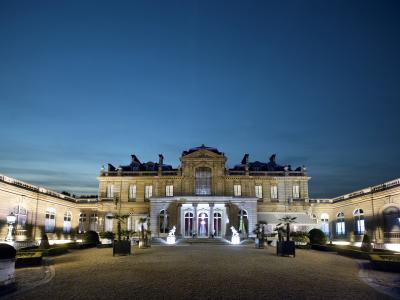 The courtyard facade of the Musée Jacquemart-André at dusk