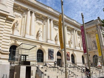 Neoclassical facade of the Musee d'Arts de Nantes with banners over the entrance steps.