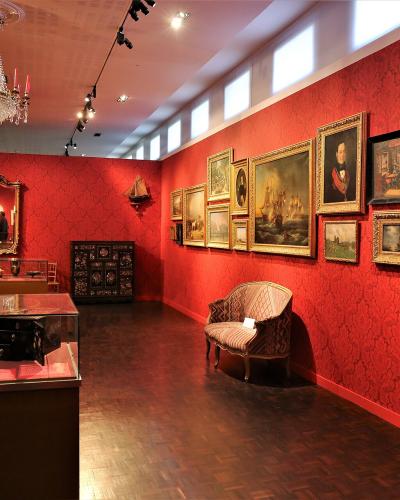 A red-walled gallery of paintings in the Musée des Beaux-Arts de Brest