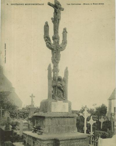 A vintage postcard photograph of a large, ornate stone calvary (cross) situated in a cemetery, with text at the top reading "8. BRETAGNE MONUMENTALE" and "Les Calvaires - Nizon à Pont-Aven".
