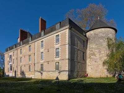 A large, multi-story stone and stucco building with a prominent round stone tower, red brick chimneys, and modern wire sculptures in the foreground, identified as the Château de Tours (specifically the Musée des Beaux-Arts de Tours).