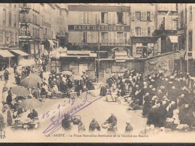 A vintage sepia-toned postcard depicting a crowded outdoor market scene on a city square, with vendors under umbrellas, pedestrians, and buildings including one labeled "EAUX GAZEUSES" and "PHARMACIE BRESTOISE"; text at bottom reads "148. - BREST.