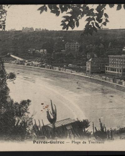 A vintage black-and-white postcard showing a wide sandy beach curving along a coastline, lined with rows of beach huts and large hotels on the shore, framed by foliage in the foreground, with printed text at the bottom reading "Perros-Guirec — Pla