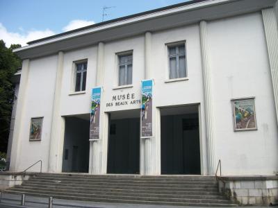 Facade of the Musee des Beaux-Arts de Pau with the museum name over the entrance.