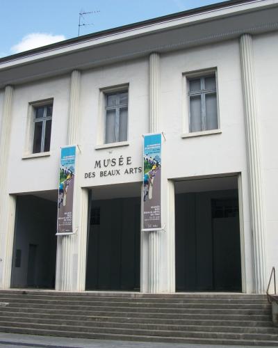 Facade of the Musee des Beaux-Arts de Pau with the museum name over the entrance.