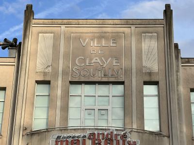 The image shows the facade of a building with "VILLE DE CLAYE SOUILLY" carved into the stone and a sign below reading "Espace André Malraux".