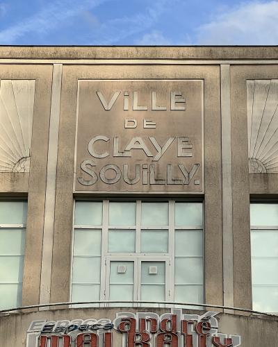 The image shows the facade of a building with "VILLE DE CLAYE SOUILLY" carved into the stone and a sign below reading "Espace André Malraux".