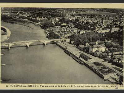 A vintage postcard showing a suspension bridge over a river with a cityscape in the background, featuring printed text "VALENCE-SUR-RHONE." and handwritten French correspondence.